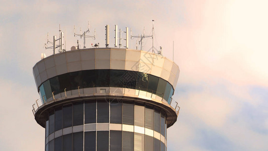 泰国曼谷机场Surnabhumi航空交通联络点塔台管理跑道的排队和飞机之间的通讯背景