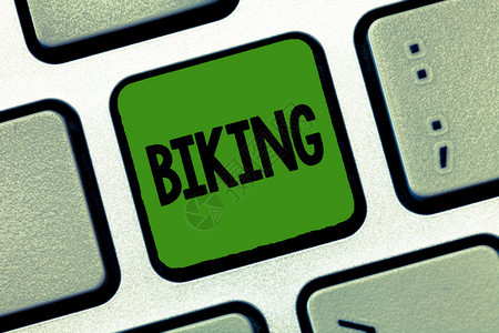 骑自行车或摩托车Delievering套件的商机概念图片