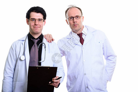 成熟的男医生手搭在年轻男医生肩上图片