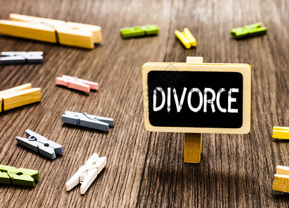 手写文字书写离婚概念意义法律解除婚姻分居手歧黑板立着几个衣夹杂乱图片