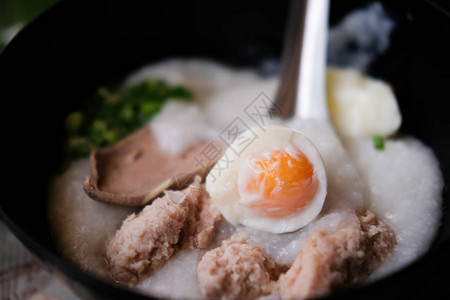 鸡蛋肝和猪肉大米粥饭汤早餐食图片