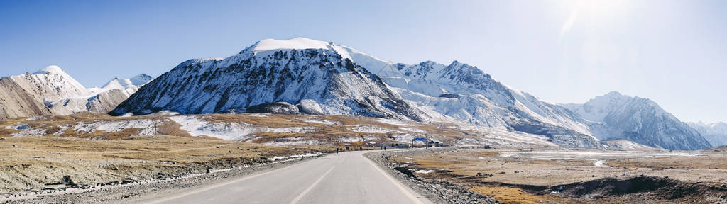 巴基斯坦边境Khunjerab附近的山脉全景图片