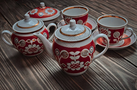 一套古董的陶瓷茶壶杯子木制桌上的图片