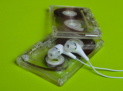 透明塑料的录音带和白真空耳机图片