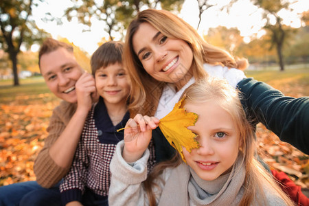 快乐的家庭在秋图片