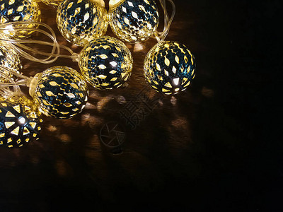 木桌上的圣诞灯球装饰图片