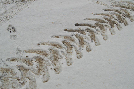 雪的冬季背景摘要从车胎印图片
