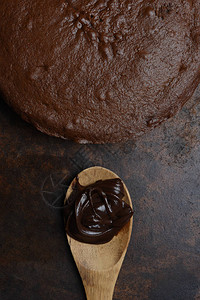 用木勺和冰糖娃把一个未冻巧克力蛋糕图片