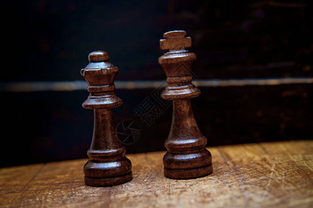 国王和后象棋在锈制的木质磨图片