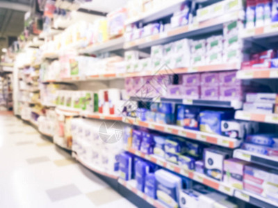 美国德克萨斯州亚洲超市的家用清洁剂肥皂洗发水纸巾食品容器包装的模糊图像选择范围广泛杂货店架图片