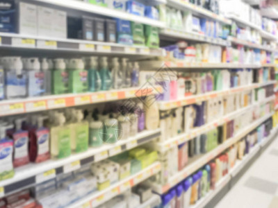 美国德克萨斯州亚洲超市的家用清洁剂肥皂洗发水纸巾食品容器包装的模糊图像选择范围广泛杂货店架图片