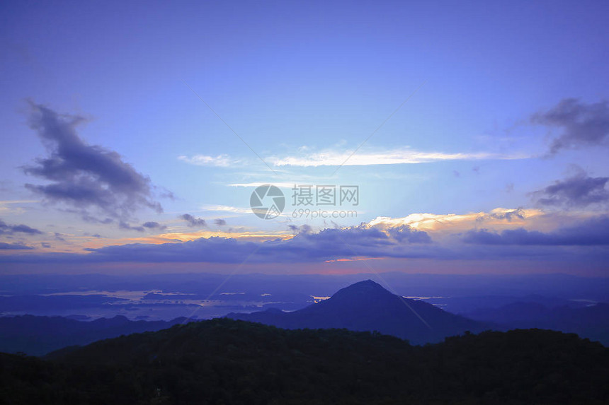 在高山的暮色日落图片