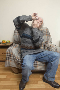 老病人独立治疗老年白内障和青光眼图片