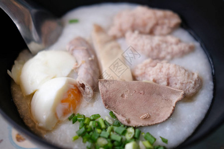 鸡蛋肝和猪肉大米粥饭汤早餐食图片