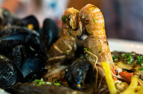 餐厅的海鲜盘帝王虾和贻贝图片