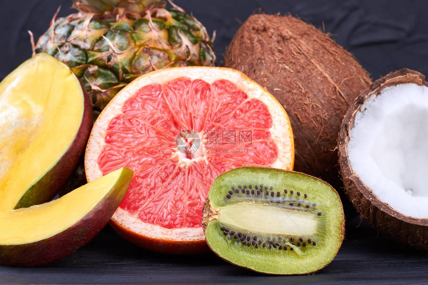 五颜六色的热带水果关闭深色背景上的新鲜充满活力的水果健图片