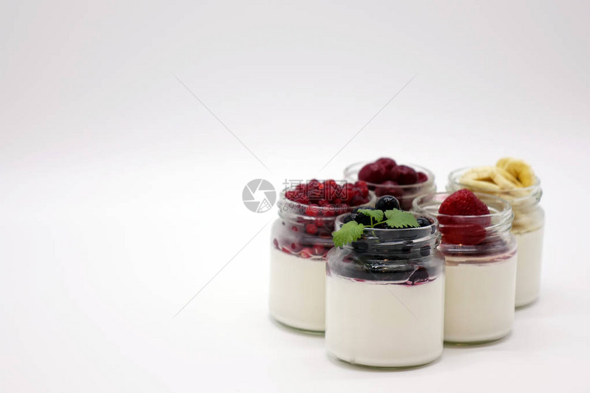 有酸奶的罐子里有新鲜果子白图片