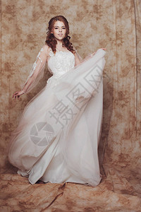 穿着长袖婚纱的美丽和浪漫新娘图片