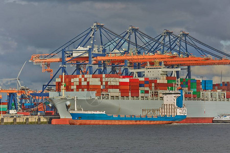 巨大的集装箱船在港口图片