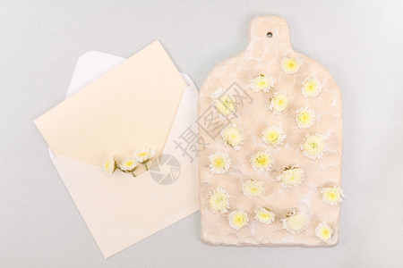 带鲜花和一封信的样机信封情人节贺卡或婚礼图片