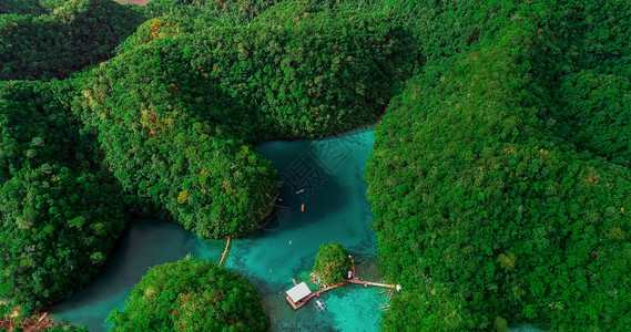 苏格巴环礁湖的空中景象图片