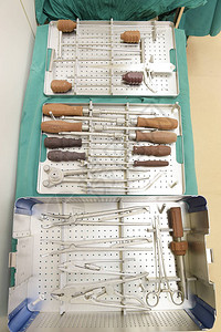 使用手抓工具的绝育手术器械图片