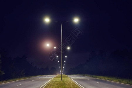 两条路由夜间灯塔照亮的两条路图片