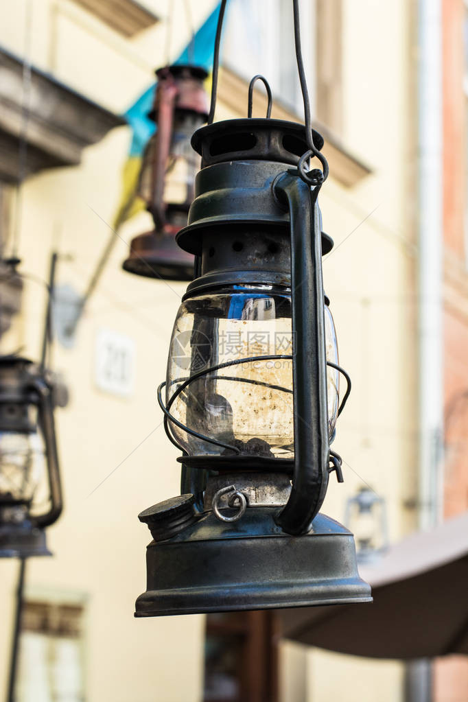 街上老飓风灯的静物画报道照片老式灯煤油灯老式设备古老的装饰品图片