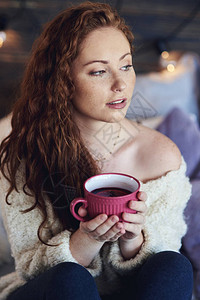 冬日喝热茶的美女图片
