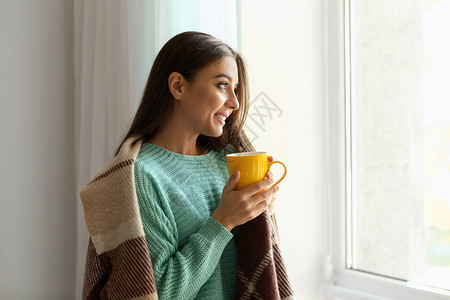 秋日窗边喝茶的女人图片