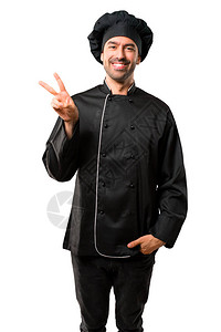 身穿黑色制服的厨师男主厨微笑并展示胜利标志图片