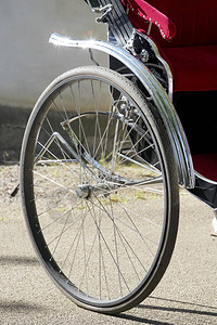日本人力车轮胎的特写图片