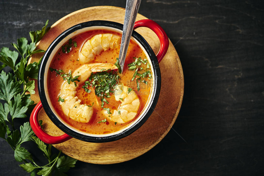 传统泰国汤红锅里有虾和椰子奶图片