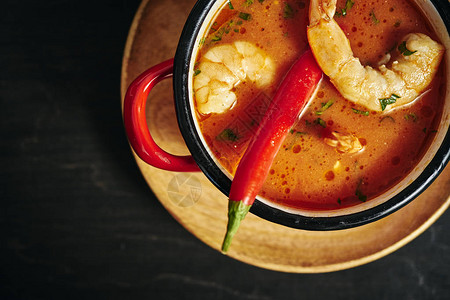 传统泰式汤虾和椰奶红锅配辣椒图片