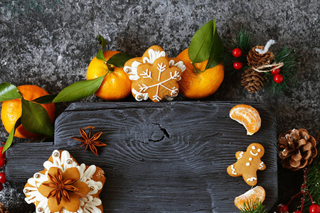 姜饼和圣诞树作为节日装饰图片