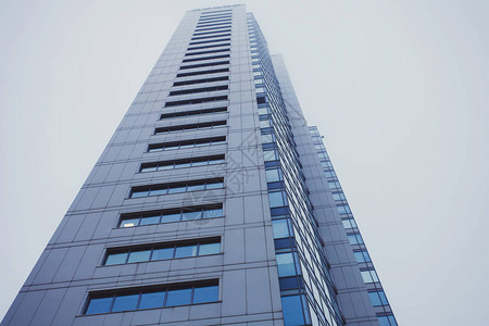 现代玻璃蓝色建筑摩天大楼的纹质背景图示透视和底侧角度视图片