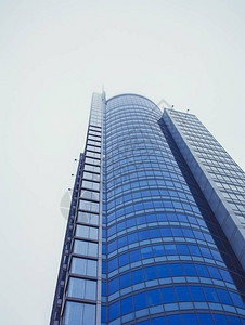 城市中的蓝色摩天大楼图片