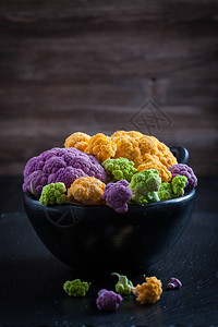 深色背景上的彩色花椰菜图片