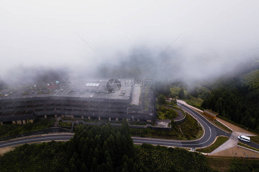 在葡萄牙亚速尔群岛圣米格尔岛的雾中废弃酒店大楼图片