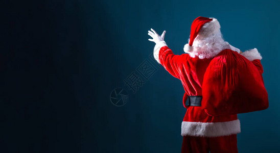 圣诞老人拿着红色麻袋图片