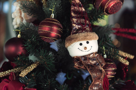 圣诞树和圣诞装饰品和新年快乐图片