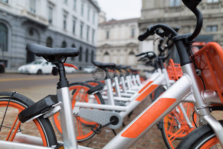 橙色和银色的自行车来自摩拜单车图片