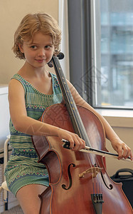 演奏大提琴的年轻音乐学生图片