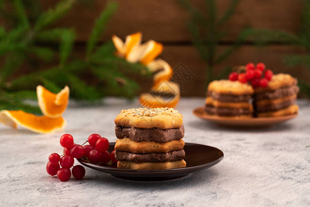 新年节日糕饼的甜点巧克力装饰品红豆子浆果在圆图片