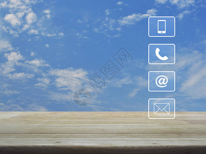 蓝天白云木桌上的电话手机地址和电子邮件按钮商务客户服图片