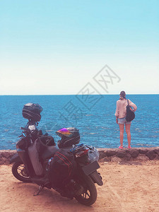 摩托车踏板车装满了用于环岛旅行的背包图片