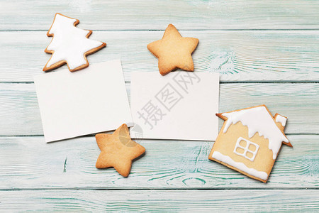 圣诞白照片框和木本底的姜饼图片