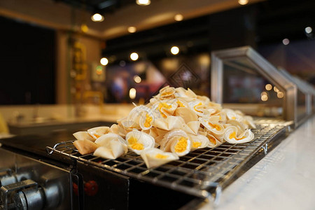 烹制新鲜的泰式脆饼曼谷泰国图片