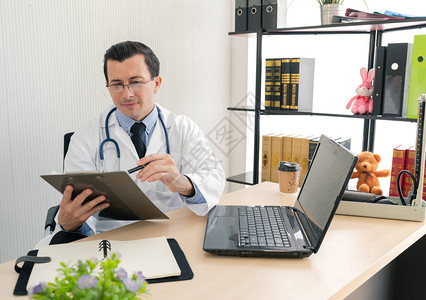 医生在医院检查医疗报告图片