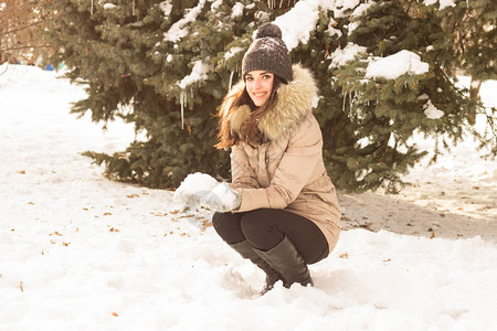 在冬季公园玩雪的年轻女子图片